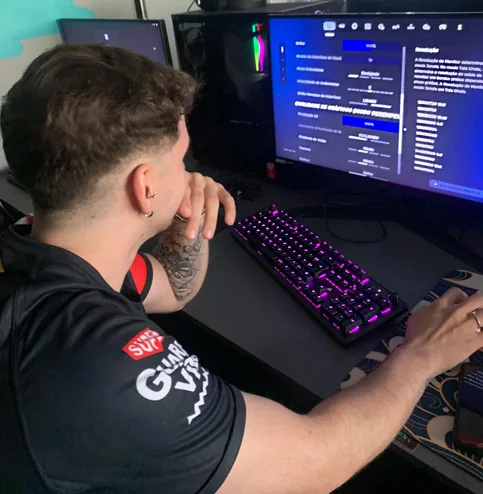 Bruno Zotie trabalhando em um PC gamer
